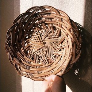 Wicker wall hanging basket